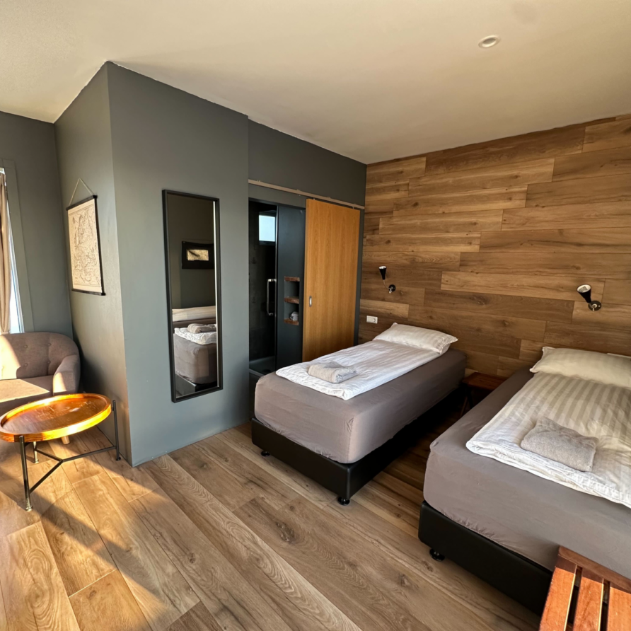 Glacier View – Family room with bunk bed – Private Bathroom @ Hótel Hrífunes