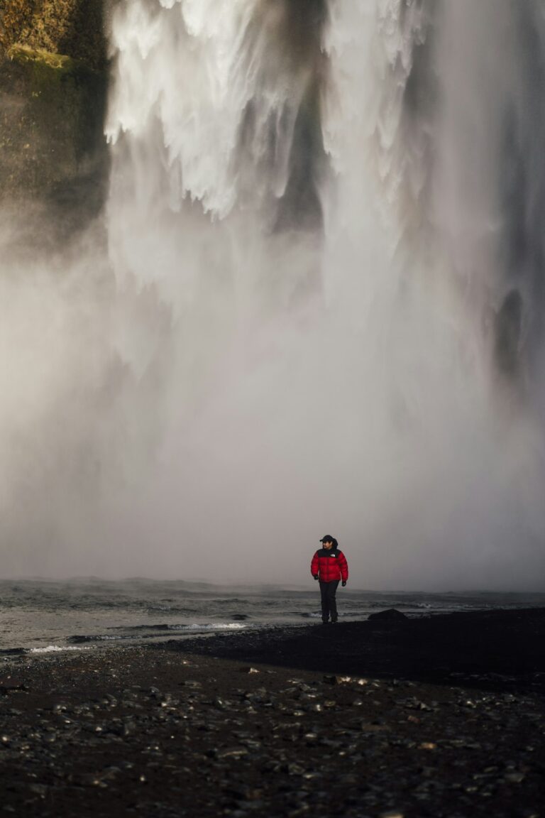 April 7 2026 – Ísafjörður wakes to overcast skies and 5.8 °C, light spring showers expected