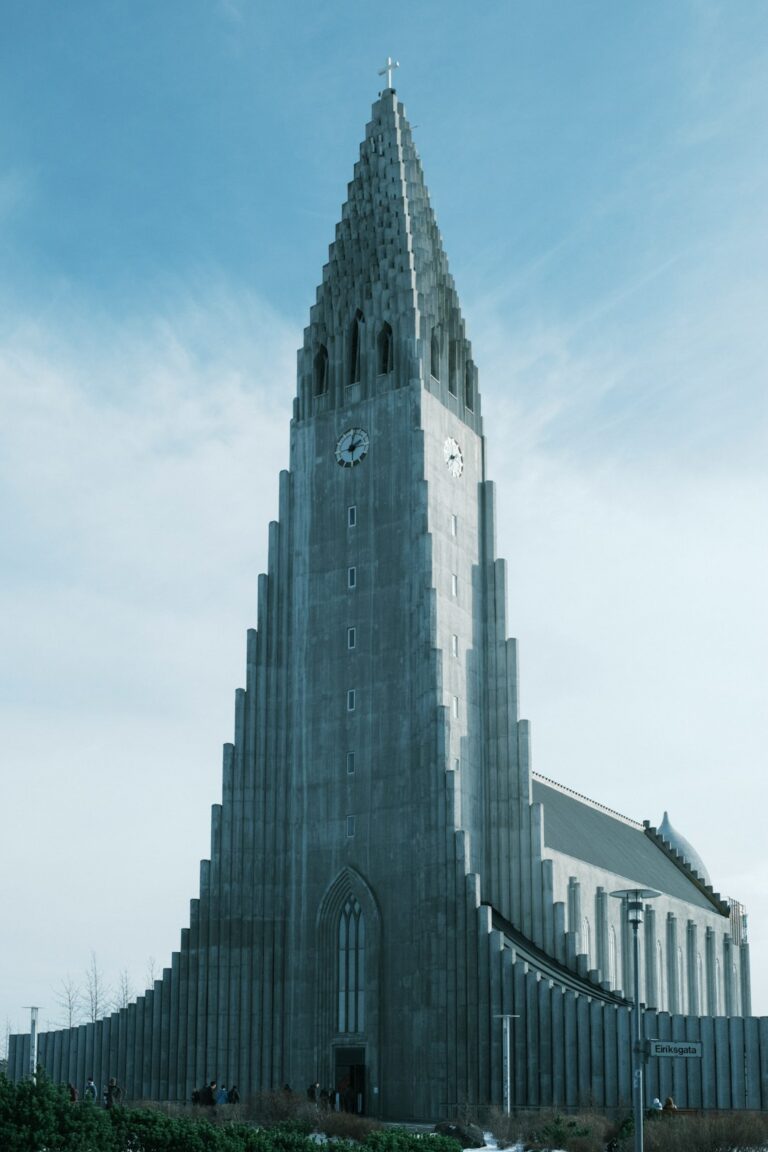 April 8 2026 – Cool 3.9 °C, Fully Overcast Skies with Light Drizzle and Brisk 42 km/h Winds in Hvítá