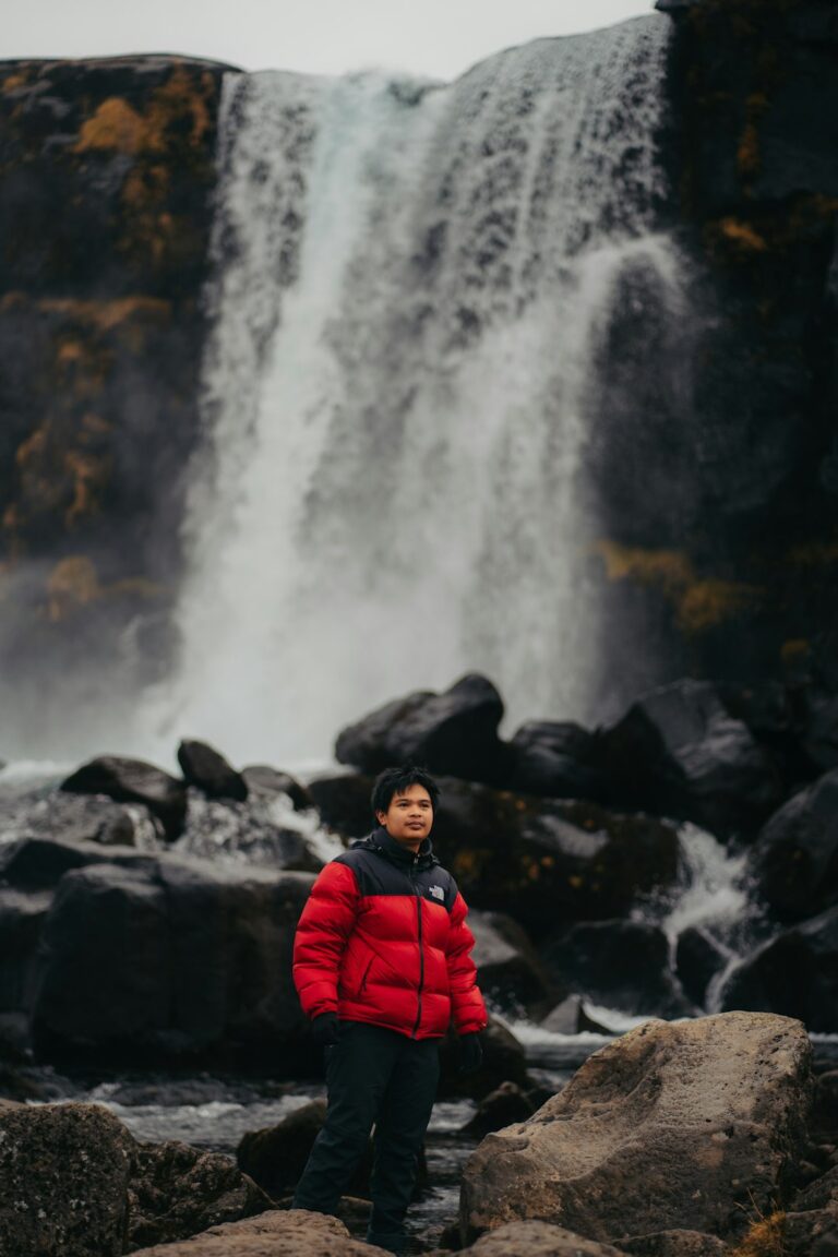 April 1, 2026 – Stykkishólmur Greets Evening at 2.5 °C Under Full Clouds and 51 km/h Winds