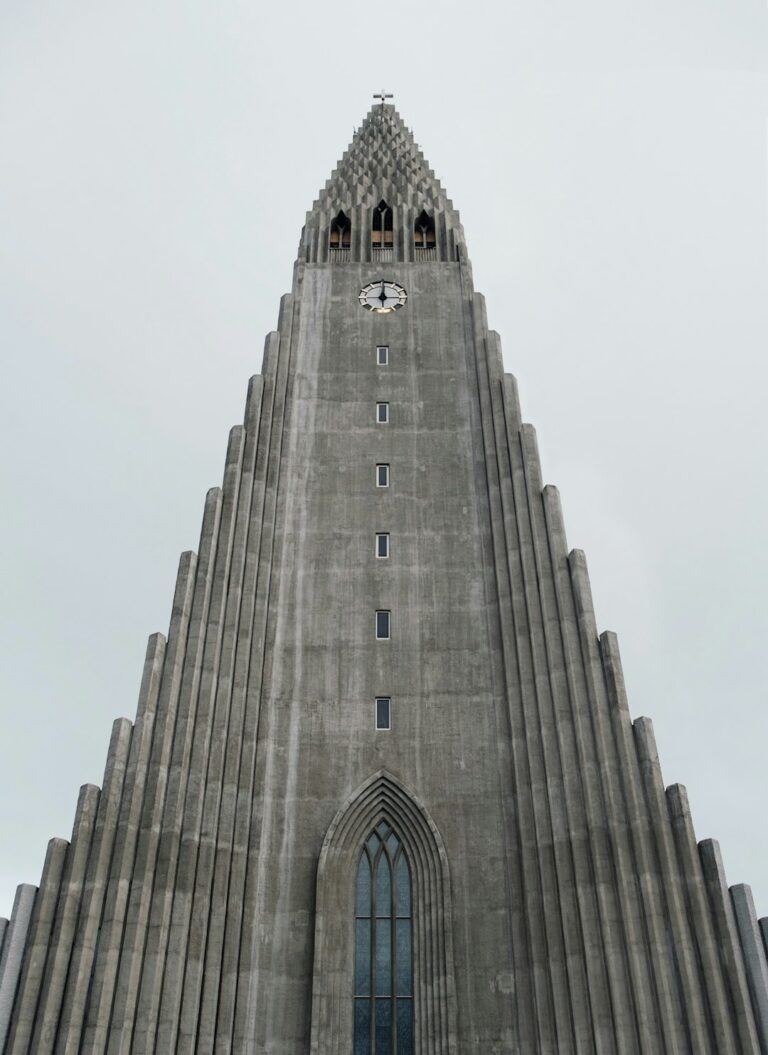 April 9, 2026: Cool, Partly Cloudy Morning with a Fresh Breeze at Hvítá